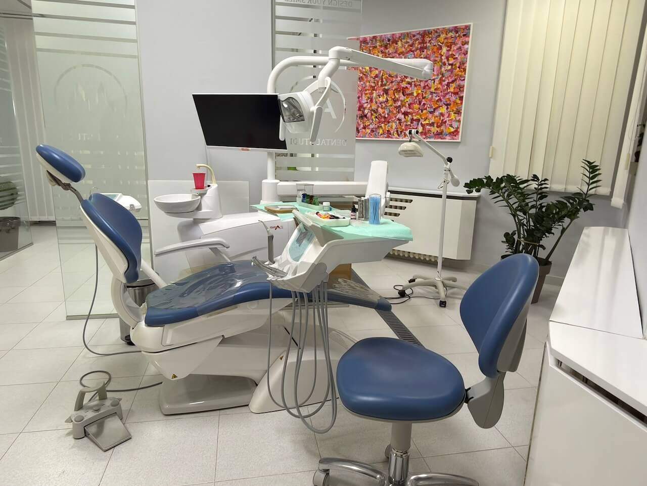 Moderna ordinacija sa plavom stomatološkom stolicom i najnovijom opremom