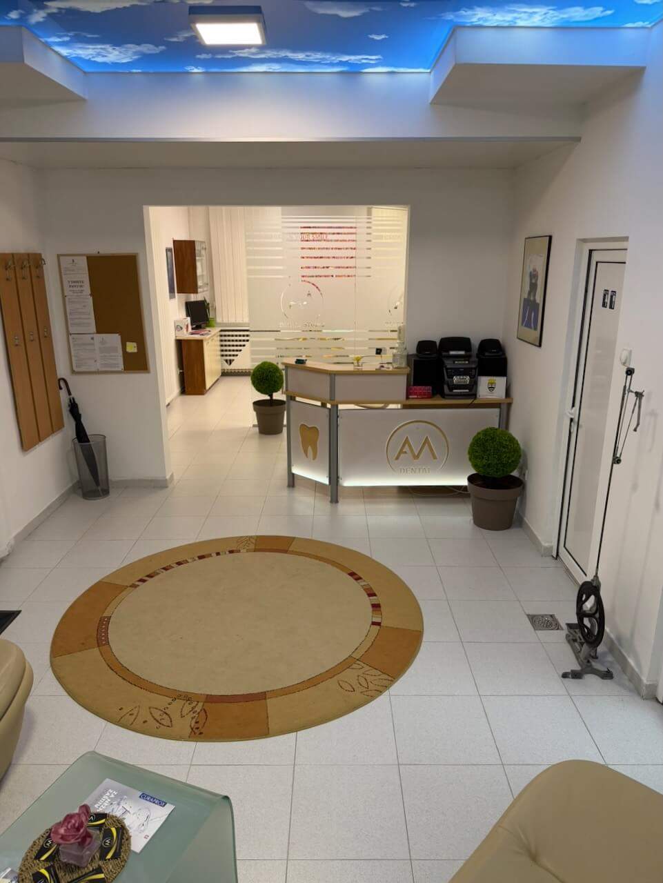 Čekaonica sa plavim nebom na plafonu