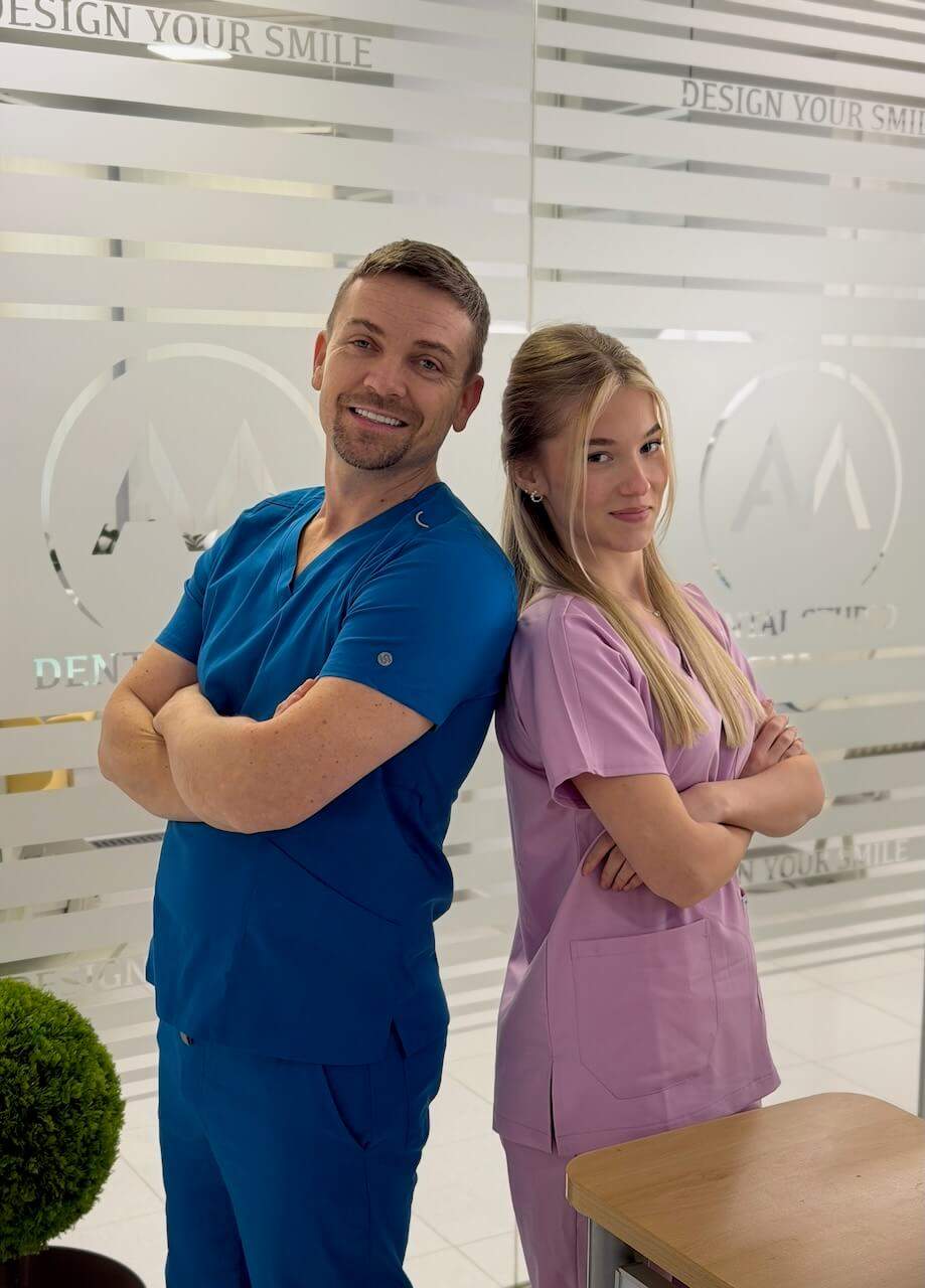 AM Dental recepcija sa brendiranim dekorom i modernim dizajnom